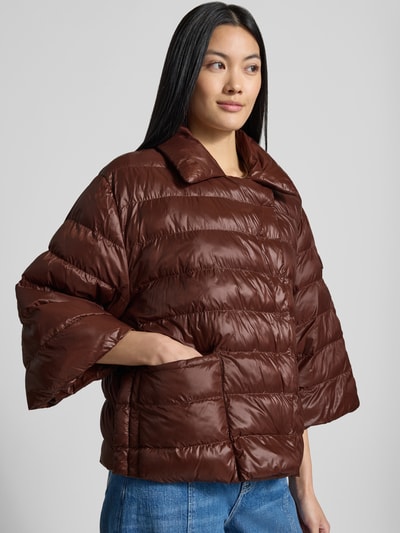 Frauenmodel trägt Relaxed Fit Jacke in Stepp-Optik von Luisa Cerano, braune Farbe, Umlegekragen, aufgesetzte Taschen, Ganzkörperansicht von vorne. Rückenlänge 62 cm, Schulterbreite 43 cm, Brustweite 60 cm, Ärmellänge 45 cm.