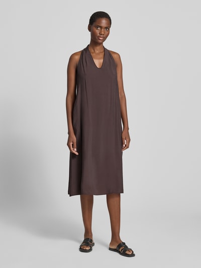 Frauenmodel trägt Neckholder-Midikleid mit Eingrifftaschen Modell 'Wordelia' von OPUS, braun, Modal-Mix, A-Linie, Ganzkörperansicht von vorne.