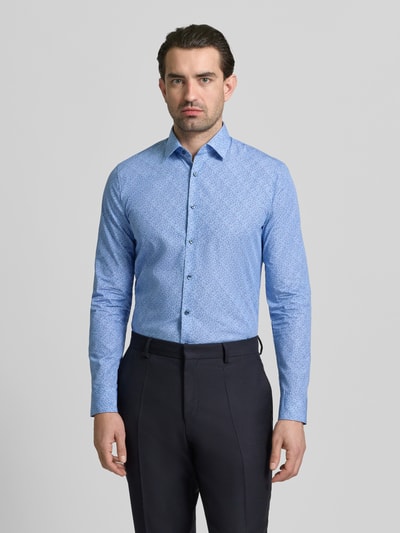 Männermodel trägt Slim Fit Freizeithemd mit Kentkragen von OLYMP No. Six, floraler Print, reine Baumwolle, Vorderansicht Oberkörper.