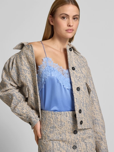Frauenmodel trägt Bluse aus Satin mit Spitzenbesatz von Iro in Blau mit V-Ausschnitt und Spaghettiträgern, körpernahe Passform, Nahaufnahme Oberkörper.