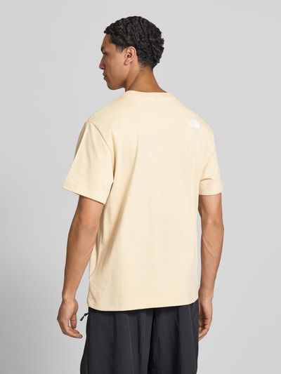 Männermodel trägt T-Shirt mit Motiv-Print Modell 'DONKEY TAXI' van The North Face, regular fit, katoen, logo-print achterzijde, rugaanzicht.