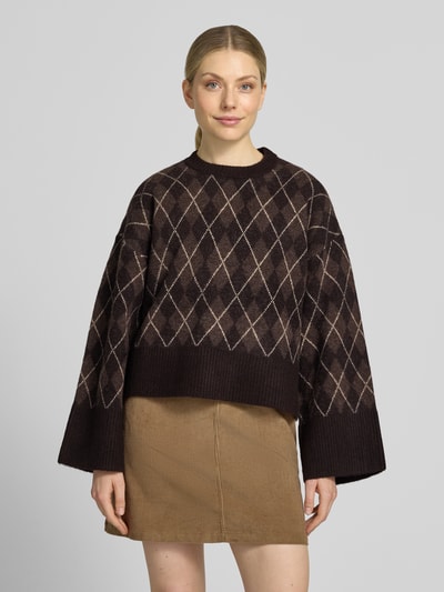 Vrouwenmodel draagt Relaxed Fit pullover met wol van Neo Noir, elastische materiaalmix, tricotlook, ronde hals, voorkant volledige lichaamsperspectief. Ruglengte maat 36: 54 cm, mouwlengte maat 36: 50 cm.