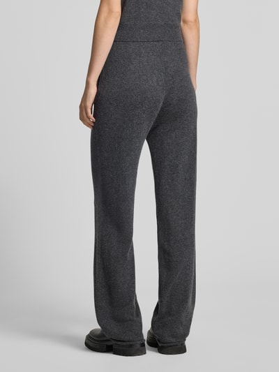 Frauenmodel trägt Hose aus Lanawoll-Mix mit Kaschmir-Anteil Modell 'LOTTIMO' von MM by Max Mara in Dunkelgrau, Straight Fit, Detailaufnahme Rückansicht, Damen Hose mit elastischem Bund, Bundweite 36 cm, Innenbeinlänge 76 cm.