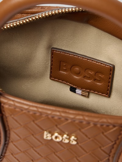 Produktfoto, Henkeltasche mit abnehmbarem Schulterriemen Modell 'SANDY' von BOSS aus Kunstleder, geflochtene Struktur, beige Innenfutter, Label-Applikation