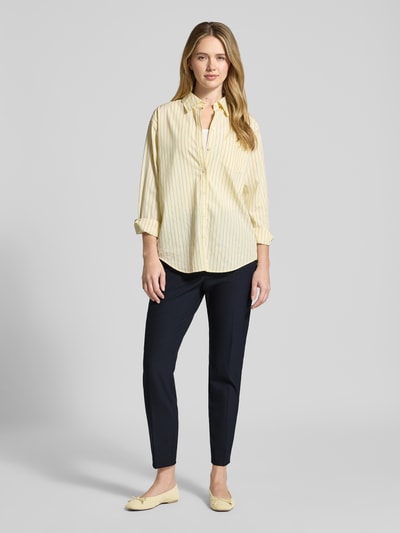 Frauenmodel trägt Regular Fit Schmale Hose mit Bügelfalten von s.Oliver BLACK LABEL, Optik: Unifarben, Ganzkörperansicht von vorne.