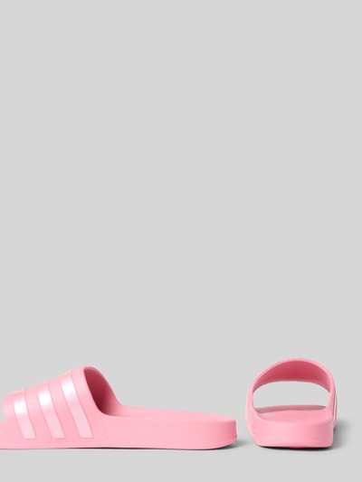 Produktfoto, Badeschuhe mit Label-Prägung Modell 'ADILETTE AQUA' von adidas Sportswear, różowy kolor, unifarben, strukturiert, Peep Toe, płaska podeszwa, detal z logo, wsuwane, Sohle teksturowana