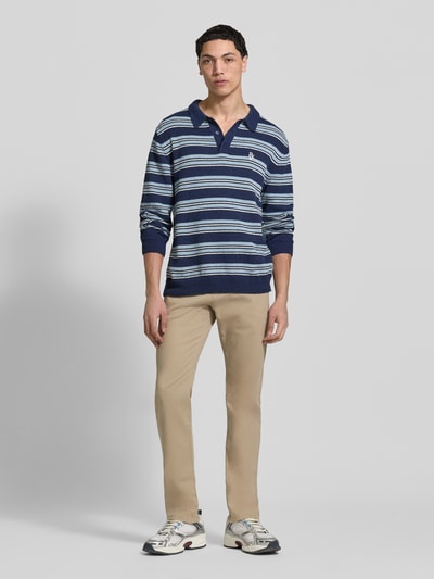 Männermodel trägt schmale Chino mit gerader Silhouette und mittlerer Bundhöhe von REVIEW in Beige, Baumwoll-Elasthan-Mix, Ganzkörperansicht von vorne.