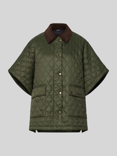Produktfoto, olijfgroene oversized poncho met platte kraag, ruitpatroon, klepzakken, glanzende textuur, Oversized Poncho mit Umlegekragen Modell 'MILDRED QUILTED CAPE' van Barbour, Dames poncho