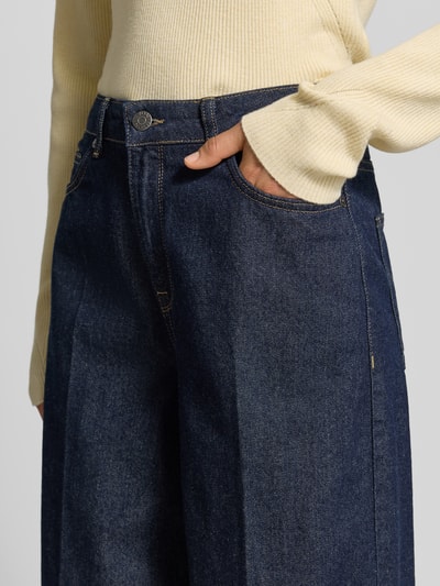 Frauenmodel trägt Relaxed Fit Jeans aus reiner Baumwolle von MYON mit Kontrastnähten, 5-Pocket-Design, Nahaufnahme Oberkörper.