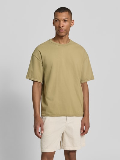 Männermodel trägt Herren T-Shirt mit überschnittenen Schultern Modell 'FAZY' von American Vintage aus Reine Baumwolle in Loose-Fit, Ganzkörperansicht von vorne.