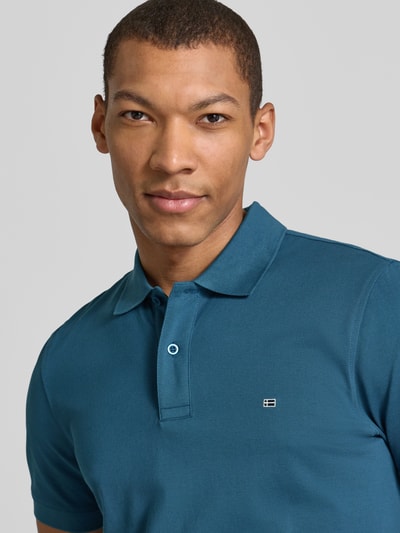 Männermodel trägt Regular Fit Poloshirt mit Stitching von Christian Berg Men in Blau, reine Baumwolle, Knopfleiste, Nahaufnahme Oberkörper.