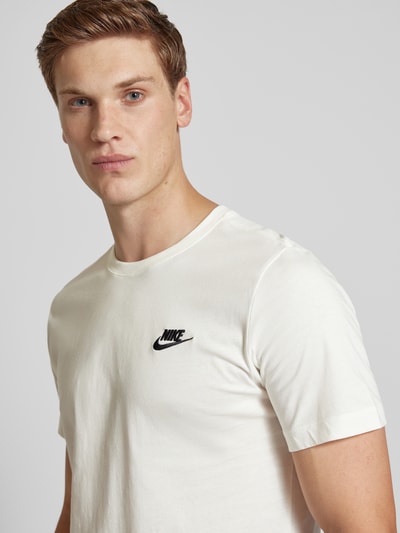 Nike T-shirt z wyhaftowanym logo Złamany biały 3