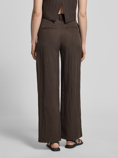 Frauenmodel trägt Hose aus Lyocell-Mix mit Paspeltaschen Modell 'ADRIAN' von Mango, braune Struktur, Damen, Ganzkörperansicht Rückansicht. Bundweite bei Größe 36: 37 cm, Innenbeinlänge 79 cm, Regular-Fit, Eingrifftaschen und Paspeltaschen am Gesäß.