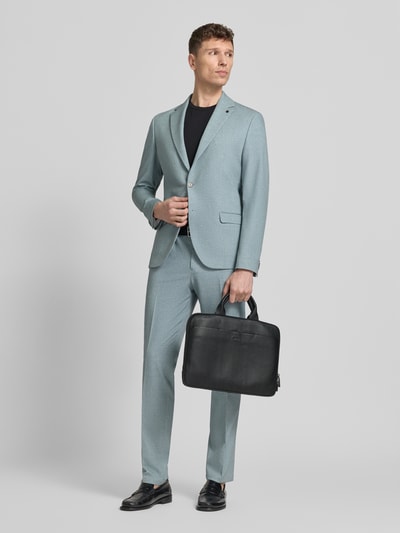 Männermodel trägt Laptoptasche mit Tragehenkeln Modell 'Cardona Samu' von JOOP! Collection in Schwarz, Ganzkörperansicht von vorne.