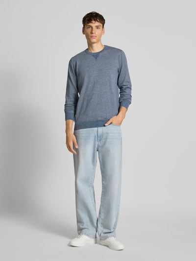 Męski model nosi Strickpullover mit Rundhalsausschnitt Modell 'Bruton' od Blend, prosty krój, niebieski melanż, ściągacze, Ganzkörperansicht von vorne.