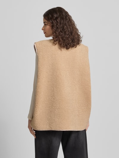Frauenmodel trägt Fleeceweste mit Label-Detail von Karo Kauer, beige, Relaxed-Fit, V-Ausschnitt, Knopfleiste, Rückenlänge 70 cm, Schulterbreite 48 cm, Brustweite 61 cm, Ganzkörperansicht Rückansicht.