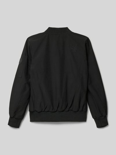 Junge trägt Regular Fit Jacke mit Stehkragen Modell 'Barnsley' von CARS JEANS, schwarze Farbe, elastischer-Material-Mix, Rückenansicht.