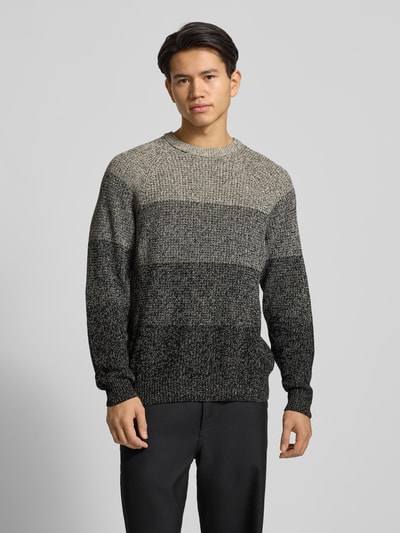 Männermodel trägt Relaxed Fit Strickpullover aus reiner Baumwolle Modell 'BIRK' von Only & Sons in Melange Ombré-Muster, Ganzkörperansicht von vorne.
