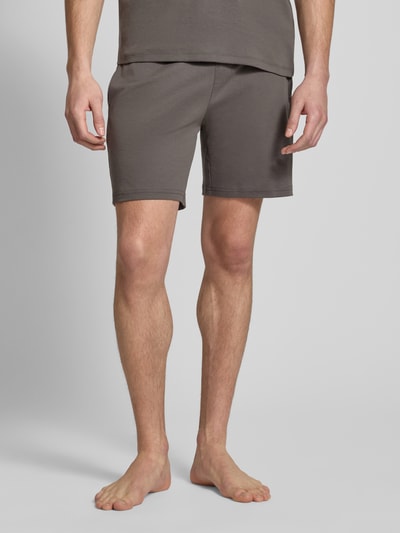 Męski model nosi Szorty z elastycznym pasem od Christian Berg Men, bawełna, luźny krój, tunel, szerokość pasa 39 cm, długość 18 cm, całkowity widok z przodu.