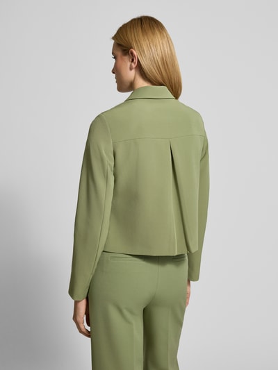 Frauenmodel trägt Blazer mit Knopfleiste von More & More in Hellgrün, strukturierte Oberfläche, Regular Fit, Ganzkörperansicht Rückansicht.