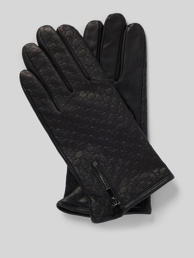 Produktfoto, Handschuhe aus Ziegenleder mit Riemen und Druckknopfverschluss von JOOP! Collection, schwarze Fingerhandschuhe, feine Nähte und glatte Textur.
