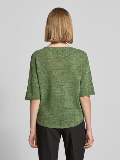 Frauenmodel trägt Relaxed Fit Pullover mit U-Boot-Ausschnitt von s.Oliver BLACK LABEL in schimmernder Optik, Strick, Label-Patch, Ganzkörperansicht Rückansicht.