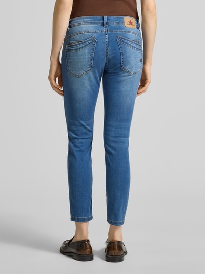 Männermodel trägt Jeans in 7/8-Länge Modell 'Malibu' von Buena Vista, mieszanka bawełny z dodatkiem streczu, krój slim fit, długość 7/8, szerokość w rozmiarze S: 38 cm, długość wewnętrzna nogawki w rozmiarze S: 68 cm, widok całej sylwetki od tyłu.