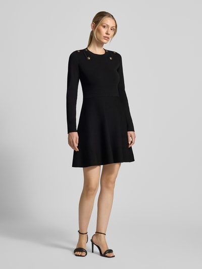 Frauenmodel trägt Slim Fit Minikleid aus Viskose-Mix Modell 'Abito Maglia' von Liu Jo White, schwarz, Zierbesatz, Ganzkörperansicht von vorne.