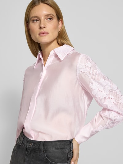 Frauenmodel trägt Relaxed Fit Bluse mit Spitze und verdeckter Knopfleiste von Copenhagen Muse in zartem Rosa, Hemdblusenkragen, Nahaufnahme Oberkörper.