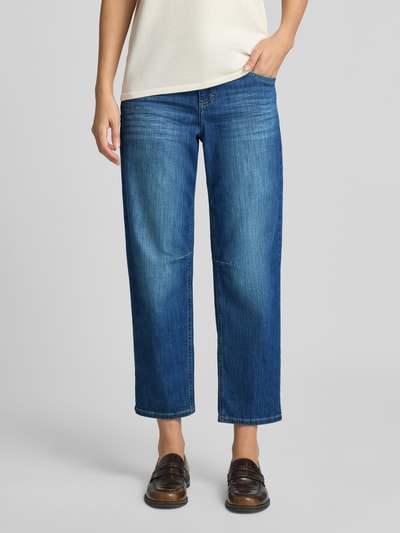 Frauenmodel trägt Barrel Jeans aus Baumwoll-Mix Modell 'Evy' von ANGELS, mittelblau, lockere Passform, leichte Struktur, Ganzkörperansicht von vorne, Damen Barrel Jeans von ANGELS.