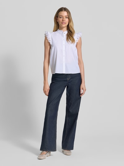 Frauenmodel trägt Regular Fit Bluse aus reiner Baumwolle Modell 'BALVANA' von BOSS Orange in Weiß, Lochspitze Volants, Stehkragen, Ganzkörperansicht von vorne.