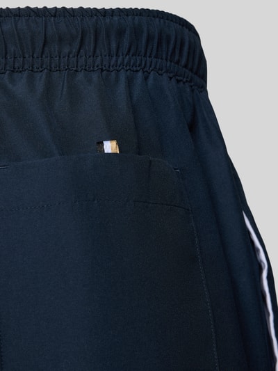 Produktfoto, Badeshorts mit Label-Applikation Modell 'DOGFISH' von BOSS, Optik: Unifarben, Passform: Regular-Fit, elastischer Bundabschluss, Gesäßtasche, seitliche Eingrifftaschen, glatte Textur, Farbton Dunkelblau