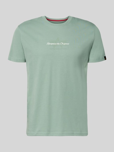 Produktfoto, T-Shirt mit Label-Detail von Alpha Industries in hellem Grün, Reine Baumwolle, Gerader-Schnitt, Rundhalsausschnitt, Rückenlänge 68 cm bei Größe M