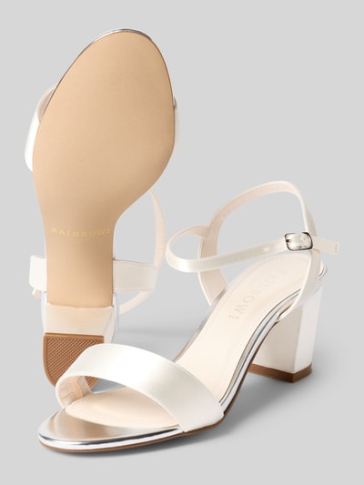 Produktfoto, Sandalette mit Blockabsatz Modell 'Margot' von Rainbow Club in weißem Satin, Riemen mit Dornschließe, 6 cm Absatzhöhe, glatte Textur.