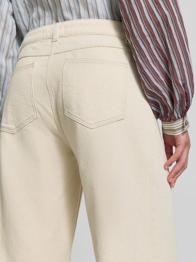Frauenmodel trägt Wide Fit Jeans mit Strukturmuster von Jake*s Casual aus Reine Baumwolle, Gesäßtaschen, cremefarbene Textur, Detailaufnahme Rückansicht.