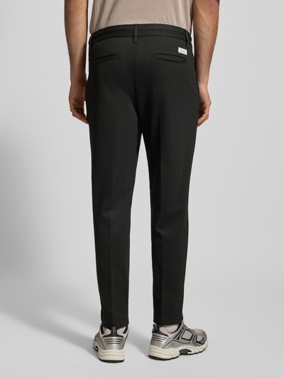 Männermodel trägt Regular Fit Bundfaltenhose mit Viskose-Anteil von Marc O'Polo Denim, Optik: Unifarben, Passform: Regular-Fit, Bundfalte, Gürtelschlaufen, Bügelfalten, Verschluss: Tunnelzug, Knopf und verdeckter Reißverschluss, Bundabschluss: elastisch, seitliche Eingrifftaschen, Gesäßtaschen, Ganzkörperansicht Rückansicht.