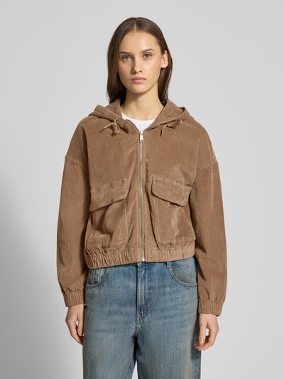 Kobiece modelka nosi Oversized Bomberjacke aus Baumwoll-Mix Modell 'KENZIE' od Only, beżowy sztruks, duże kieszenie, kaptur, widok całej sylwetki z przodu.