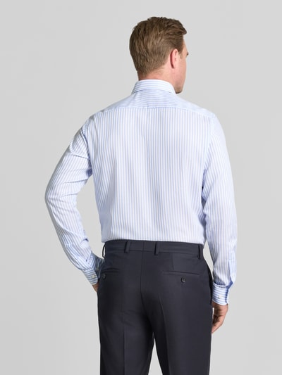 Männermodel trägt Extralanges Regular Fit Business-Hemd mit Kentkragen von Christian Berg Men aus Reiner Baumwolle, Streifenmuster, Extra langer Arm, Knopfleiste, Rückenlänge 78 cm, Schulterbreite 42 cm, Ärmellänge 70 cm, Ganzkörperansicht Rückansicht.