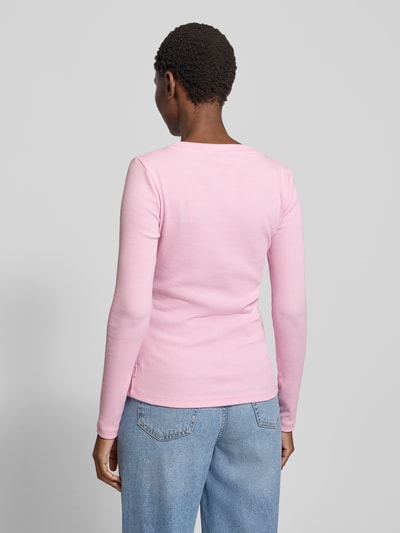 Kobiece model prezentuje Slim Fit Bluzka z długim rękawem z ozdobną listwą guzikową od s.Oliver RED LABEL, melanż, tył. Ganzkörperansicht Rückansicht.
