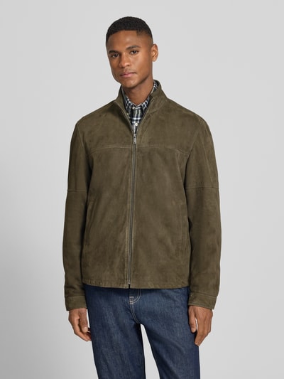 Männermodel trägt Regular Fit Lederjacke aus echtem Ziegenvelours Modell 'JIMMY-S' von Strellson in Oliv, Stehkragen, Reißverschluss, unifarben, Velourstextur, Ganzkörperansicht von vorne.