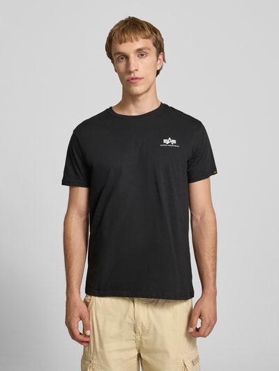 Männermodel trägt T-Shirt mit Logo und Rundhalsausschnitt von Alpha Industries, Herren T-Shirt aus Reine Baumwolle, Regular-Fit, Ganzkörperansicht von vorne. Rückenlänge bei Größe M: 67 cm.