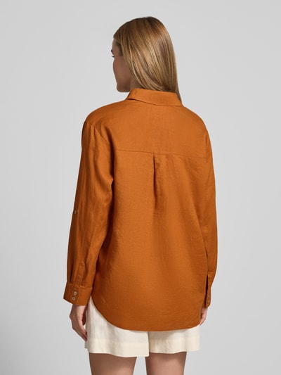 Frauenmodel trägt Regular Fit Leinenbluse mit V-Ausschnitt von Christian Berg Woman in warmem Braunton, reine Leinen, Hemdblusenkragen, Rückenlänge 72 cm, Ärmellänge 58 cm, Ganzkörperansicht Rückansicht.
