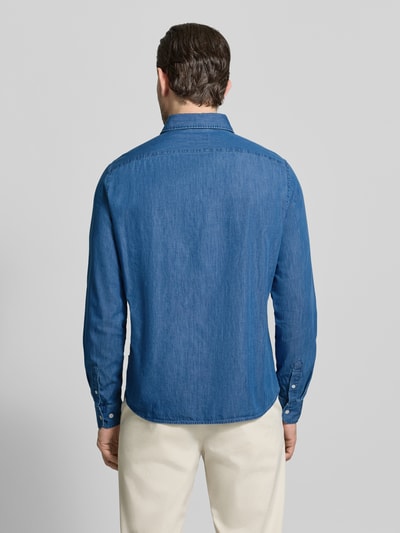 Männermodel trägt Regular Fit Freizeithemd in Denim-Optik mit Kentkragen von MAERZ Muenchen, Rückenansicht, Ganzkörperansicht Rückansicht.
