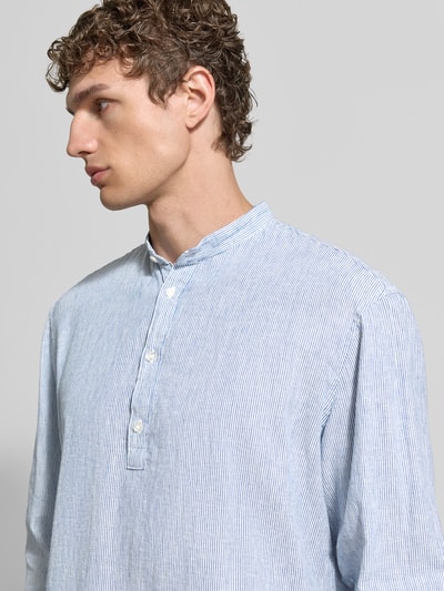 Männermodel trägt Regular Fit Freizeithemd aus Leinen-Baumwoll-Mix von MCNEAL mit Stehkragen und Knopfleiste, Nahaufnahme Oberkörper, feine blaue Streifen, Struktur leicht meliert, Rückenlänge bei Größe M 75 cm, Schulterbreite 51 cm, Ärmellänge 66 cm.