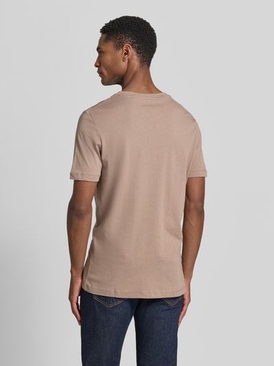 Männermodel trägt Regular Fit T-Shirt aus reiner Baumwolle von s.Oliver RED LABEL, jednokolorowy, aplikacja z logo, okrągły dekolt, krótki rękaw, dżersej, bawełna, Ganzkörperansicht Rückansicht.