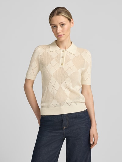 Vrouwenmodel draagt Slim Fit poloshirt met knoopsluiting model 'MELODY' van GUESS, materiaalmix met wol, gebreid shirt, vooraanzicht bovenlichaam.