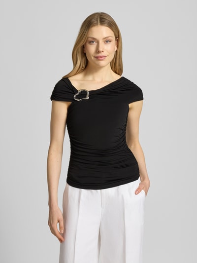 Frauenmodel trägt Damen T-Shirt mit Drapierungen Modell 'laily' von Gestuz, Schwarz, Viskose-Elasthan-Mix, Slim-Fit, Off-Shoulder-Look, Ganzkörperansicht von vorne.