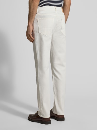 Männermodel trägt Regular Fit Jeans mit Eingrifftaschen von Gant, Baumwoll-Elasthan-Mix in Offwhite, ganzkörperansicht Rückansicht.