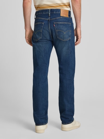 Männermodel trägt blaue Wide & Loose Fit Jeans aus reiner Baumwolle Modell '501®' von Levi's®, Herren, Ganzkörperansicht Rückansicht.