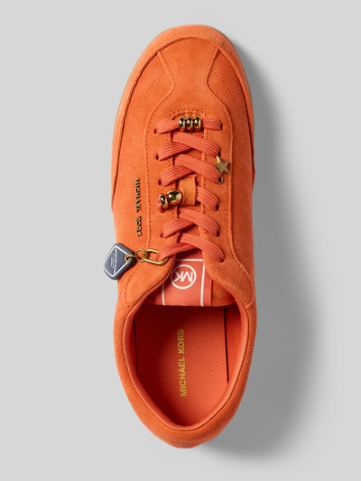 Productfoto, Sneaker uit leer met sierparels model 'NOLAN LACE UP' van MICHAEL Michael Kors in oranje met afgeronde vorm, rubberen zool, labeldetails, licht gestructureerd oppervlak, decoratieve vetersluiting, hoogte 2 cm, schachthoogte 6 cm, schachtwijdte 9 cm.